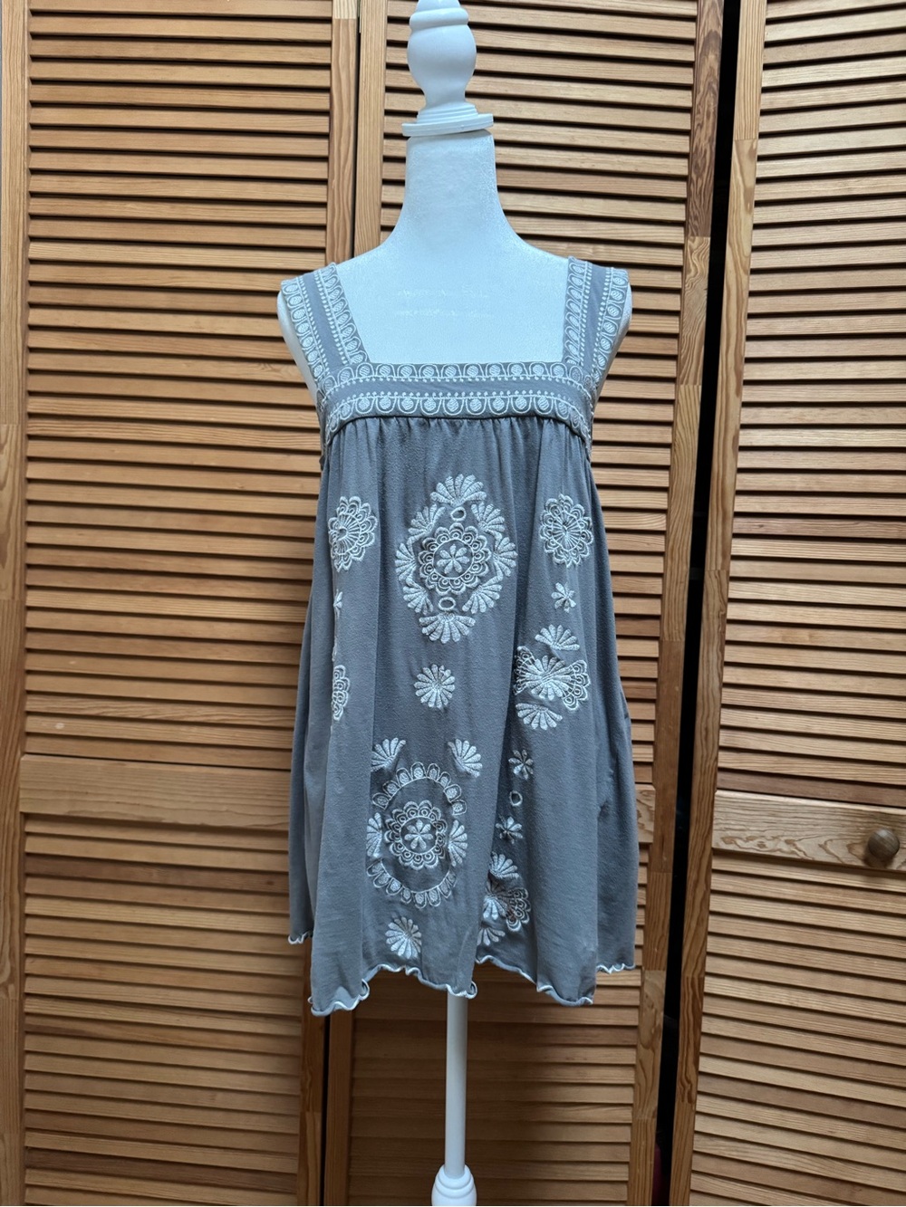 BCBGMAXAZRIA Gray Embroidered Sleeveless Tunic Top - Size Medium Y2K Coachella